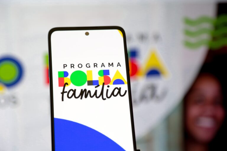 #NÃO É BEM ASSIM: Governo não 'cortou' Bolsa Família de 900 mil famílias; saída do programa foi por aumento de renda - Noticiário 24H