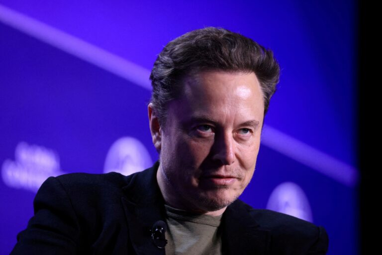 Elon Musk fecha acordo com ex-funcionários do Twitter dos EUA demitidos após ele comprar a rede social - Noticiário 24H