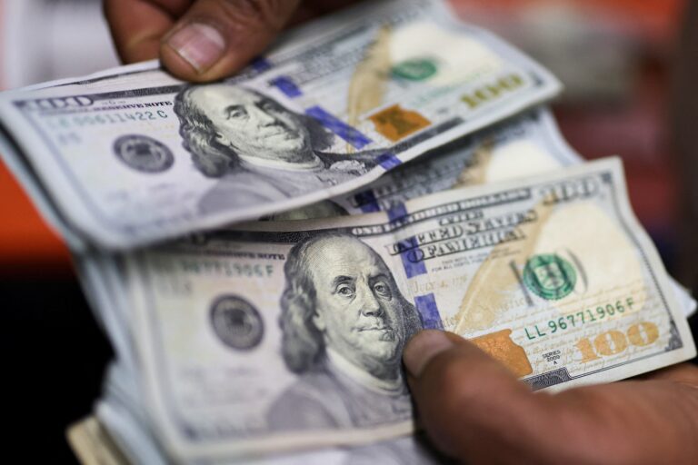 Dólar passa a cair, de olho em novas tarifas de Trump e dados de emprego nos EUA; Ibovespa sobe - Noticiário 24H