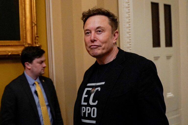 Musk processa Apple e OpenAI por acusação de monopólio e cobra bilhões de dólares em indenização - Noticiário 24H