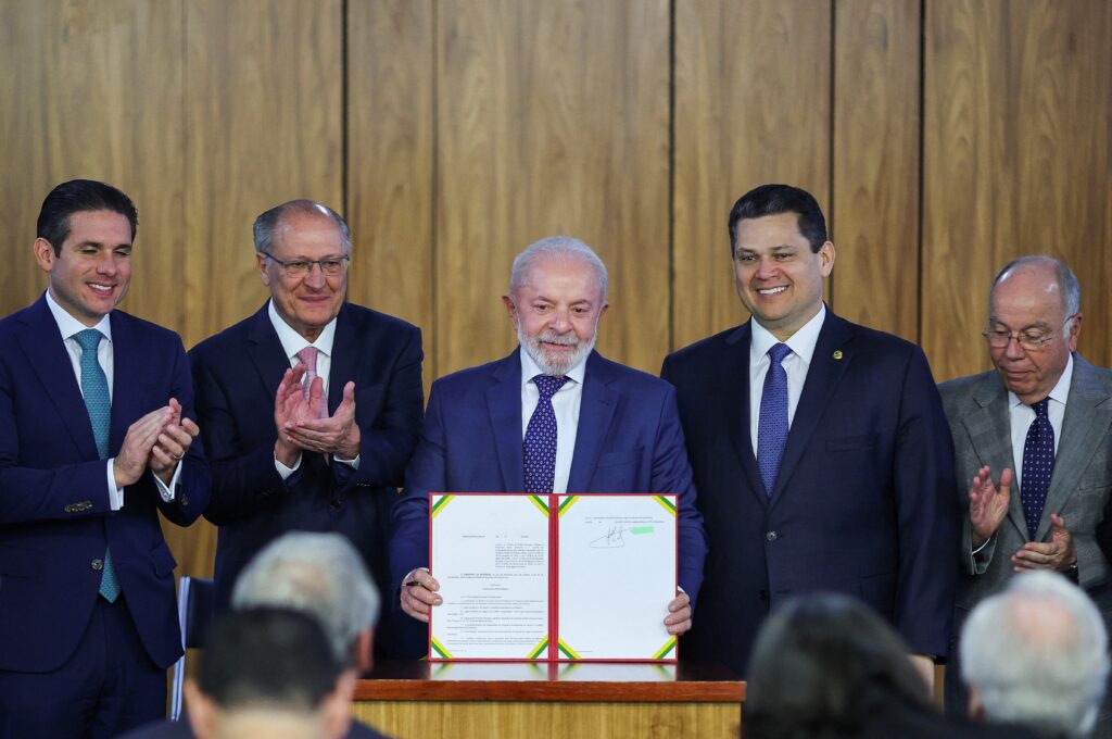 Pacote de resgate deve ajudar exportadores, mas pode pressionar câmbio e Selic, avaliam analistas - Noticiário 24H