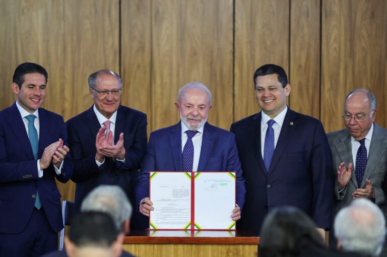 Pacote de resgate deve ajudar exportadores, mas pode pressionar câmbio e Selic, avaliam analistas - Noticiário 24H