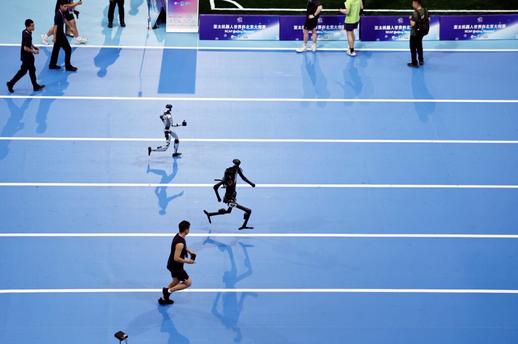 Robôs correm, jogam bola e levam vários tombos em 'Olimpíadas' na China; veja VÍDEO - Noticiário 24H