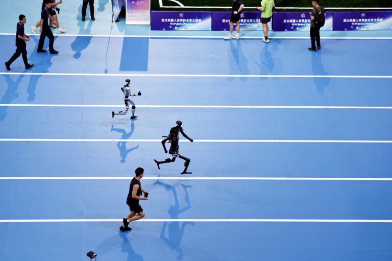 Robôs correm, jogam bola e levam vários tombos em 'Olimpíadas' na China; veja VÍDEO - Noticiário 24H