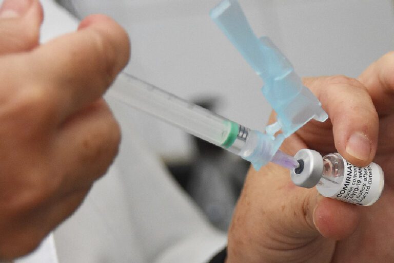 ‘É um atraso para o planeta’, diz infectologista sobre corte milionário dos EUA em vacinas - Noticiário 24H