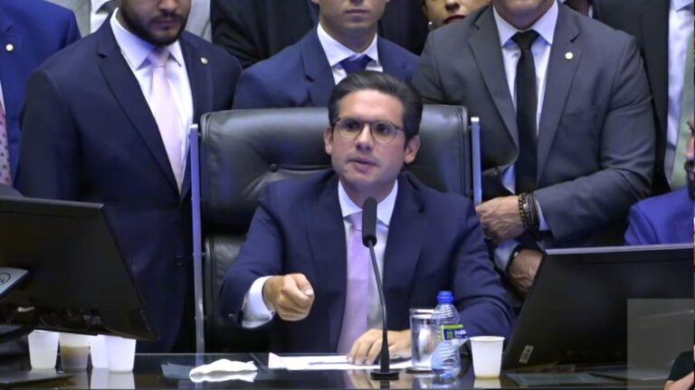 Motta abre sessão com tumulto após protesto da oposição - Noticiário 24H