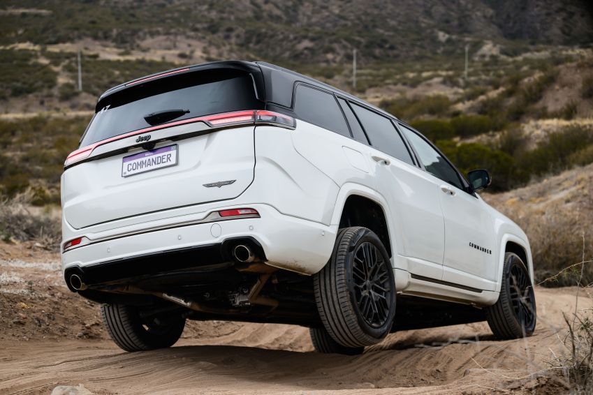 Jeep Commander encara off-road com coragem • Divulgação