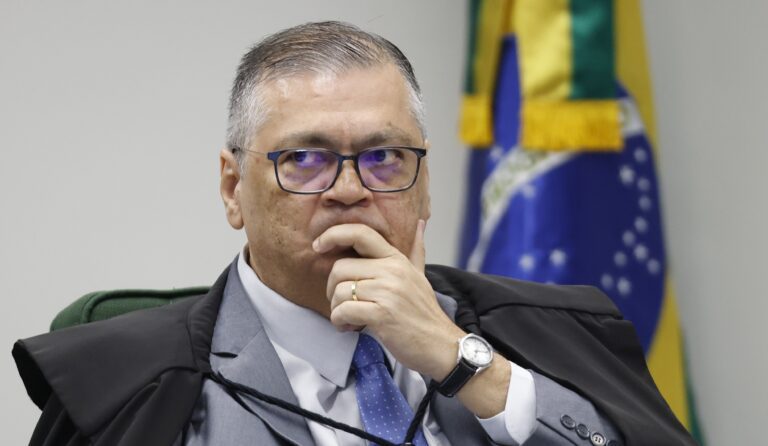 Dino manda superintendências da PF investigarem R$ 694 milhões em emendas parlamentares com indícios de irregularidades - Noticiário 24H