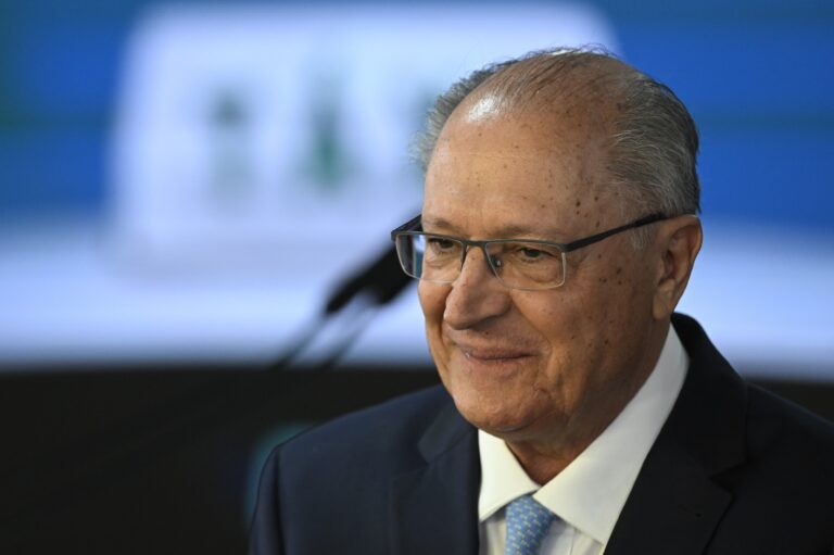 Um dia após entrada em vigor de tarifaço de Trump, Alckmin se reúne com representante dos EUA no Brasil - Noticiário 24H