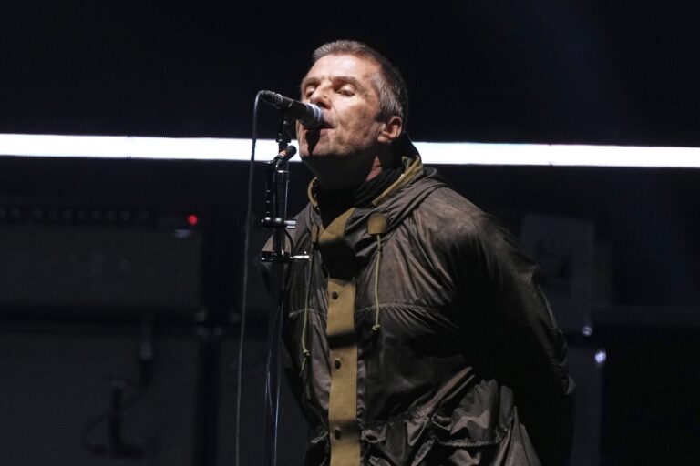 Homem morre após cair de arquibancada em show do Oasis em Londres - Noticiário 24H