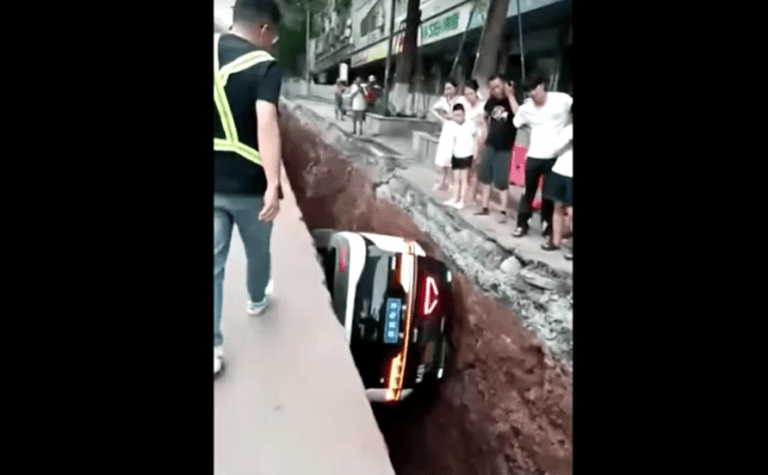 VÍDEO: Veículo autônomo cai em buraco em rua na China, e passageira é resgatada com escada - Noticiário 24H