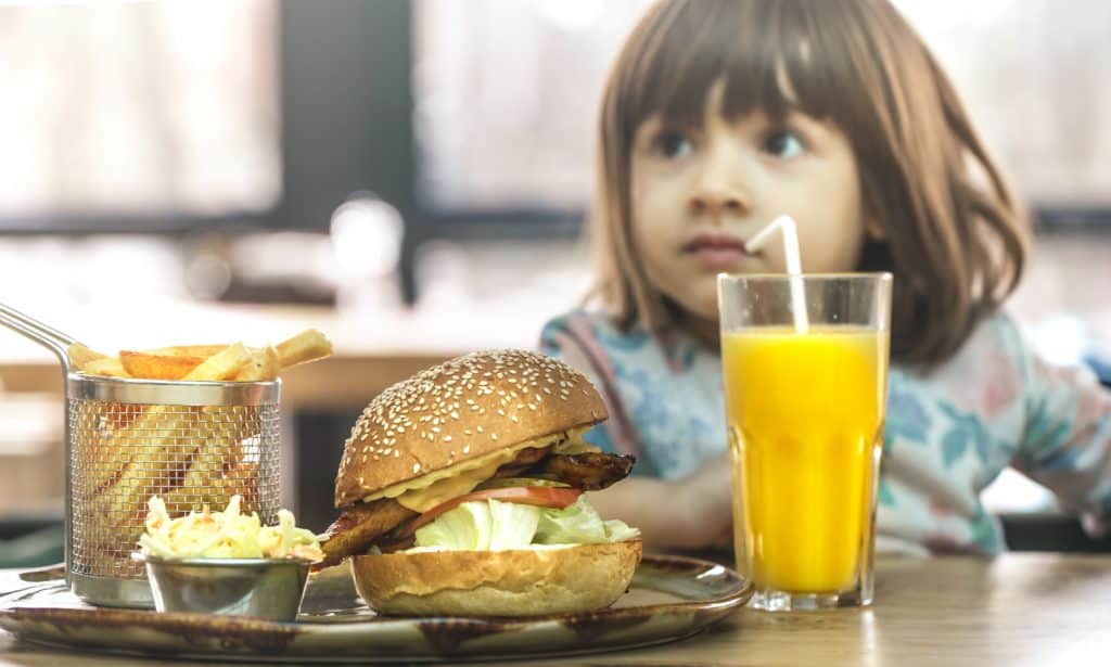 Há comidas que diminuem o sono? Veja o impacto dos ultraprocessados - Noticiário 24H