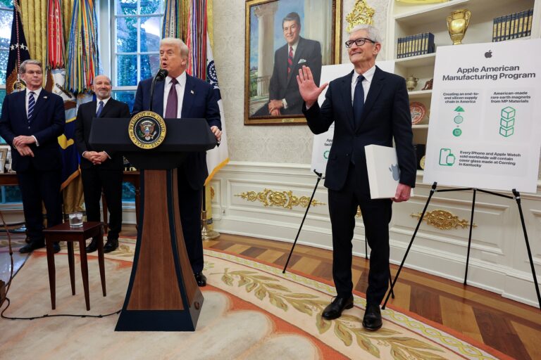 Com Trump, Apple amplia para US$ 600 bilhões o investimento para fabricar partes do iPhone nos EUA - Noticiário 24H