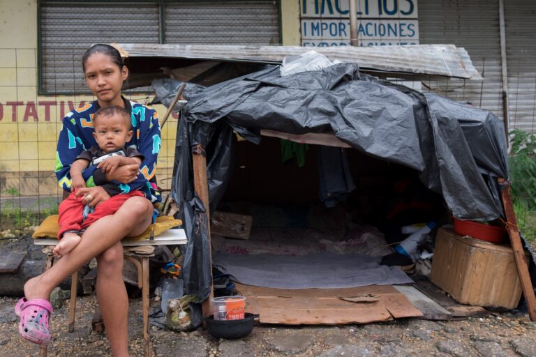 Sem dinheiro, venezuelanos acampam às margens de rodovia na fronteira do Brasil: 'aqui pelo menos temos comida' - Noticiário 24H