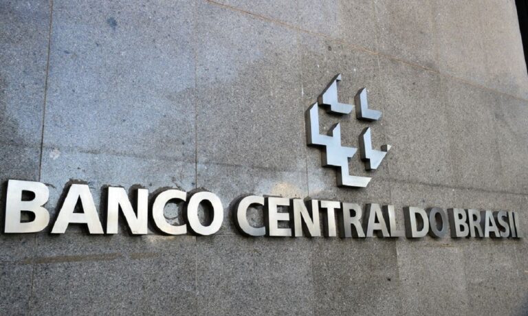 Banco Central diz que tarifaço de Trump tem 'impactos setoriais relevantes' e que deve preservar uma 'postura de cautela' - Noticiário 24H