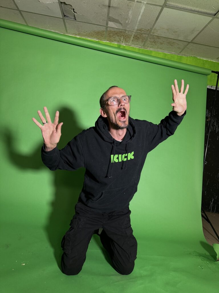 Influenciador morre durante transmissão ao vivo na França e acende alerta sobre violência nas redes - Noticiário 24H