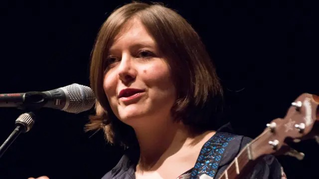 O 'álbum novo' de cantora folk que nem ela conhecia – criado com inteligência artificial - Noticiário 24H