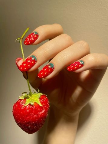 Morango do amor nas unhas? Confira inspirações para copiar - Noticiário 24H