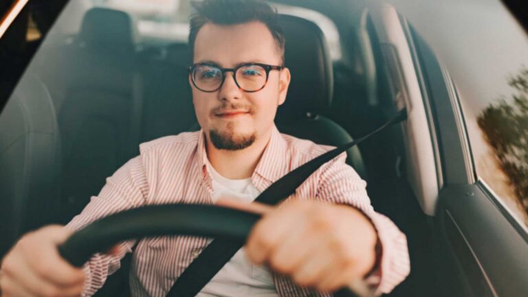 Dirigir sem óculos acarreta multa? - Noticiário 24H