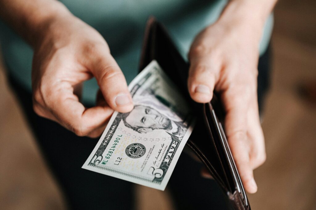 Dólar abre em queda com investidores à espera de falas presidente do Fed - Noticiário 24H