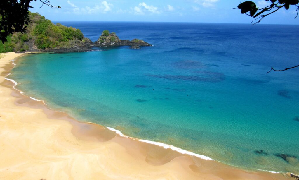Escadaria e faixa de areia da praia do Sancho são interditadas para manutenção geológica em Noronha - Noticiário 24H
