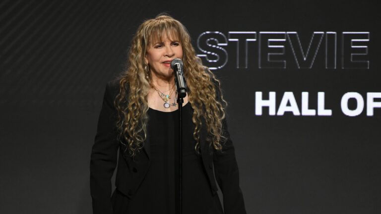 Stevie Nicks adia shows nos EUA após fraturar o ombro - Noticiário 24H